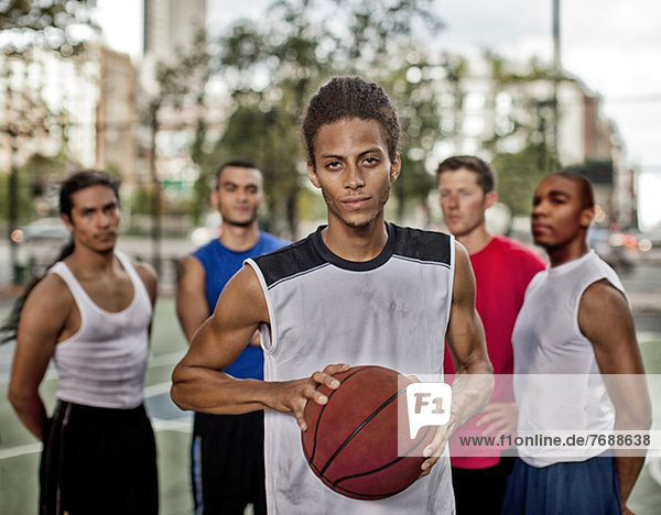 Männer stehen auf dem Basketballplatz
