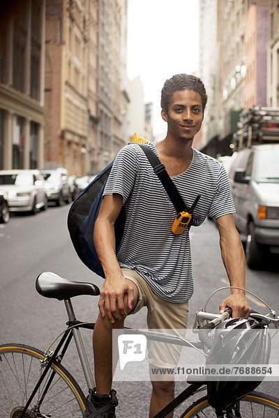 Mann auf dem Fahrrad auf der Stadtstraße