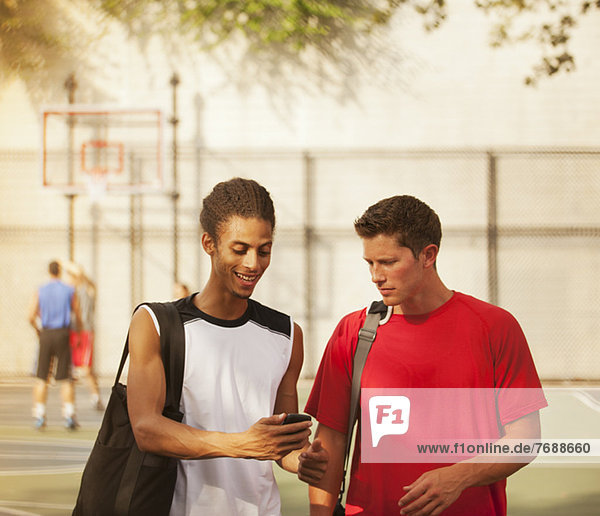 Männer reden auf dem Basketballplatz