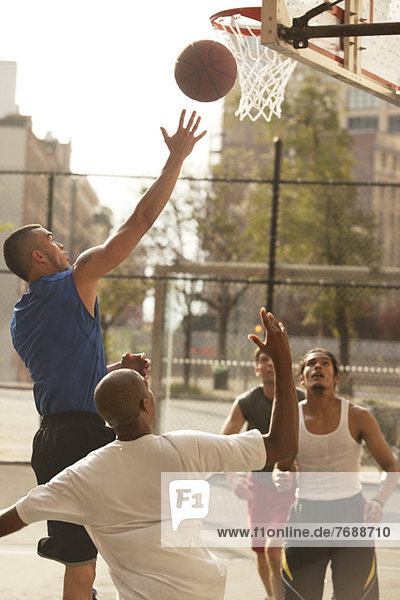 Männer spielen Basketball auf dem Platz