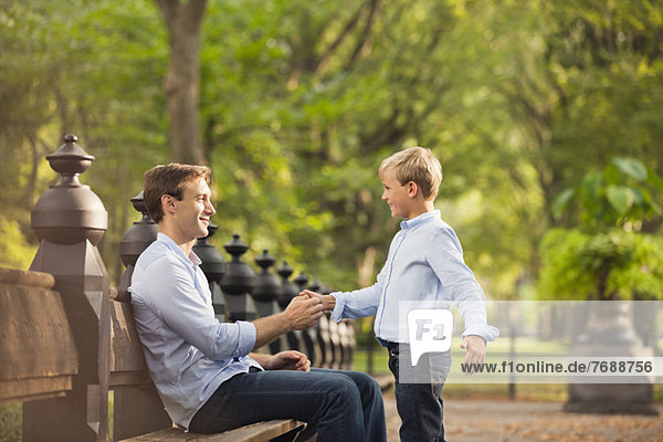 Vater und Sohn im Stadtpark