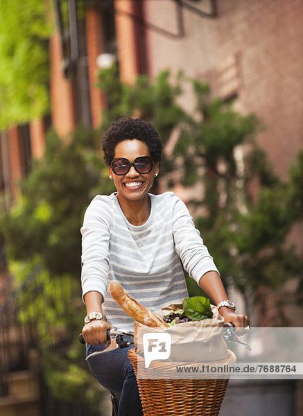 Frau fährt Fahrrad auf der Stadtstraße