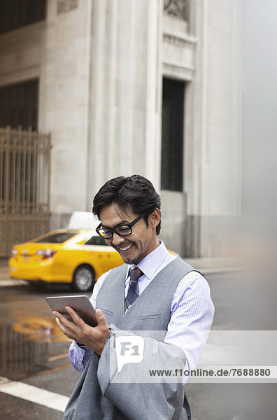 Geschäftsmann mit Tablet-Computer auf der Stadtstraße