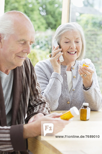 Ältere Paare  die Medikamente einnehmen