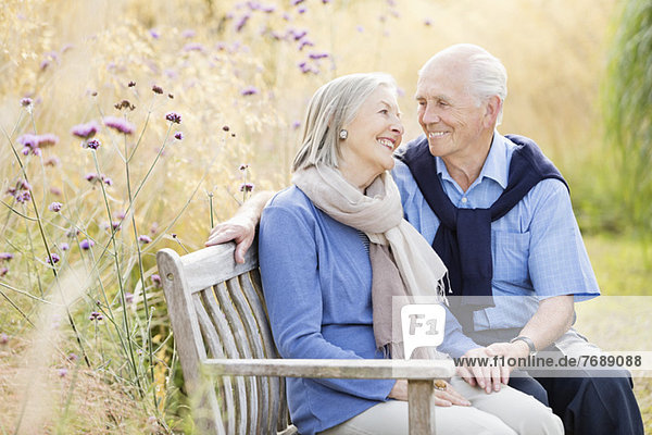 Älteres Paar entspannt auf der Parkbank