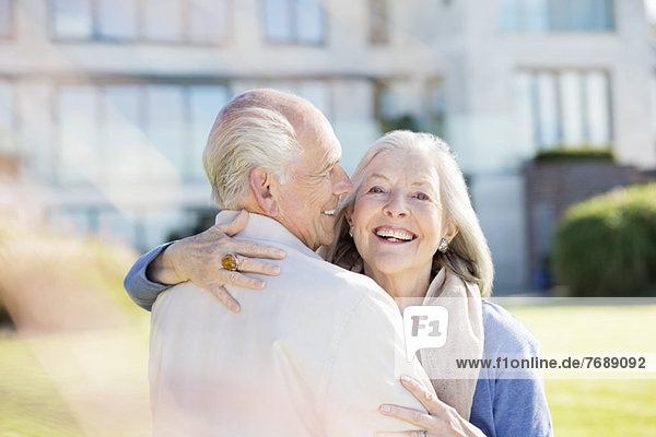 Ältere Paare umarmen sich im Freien