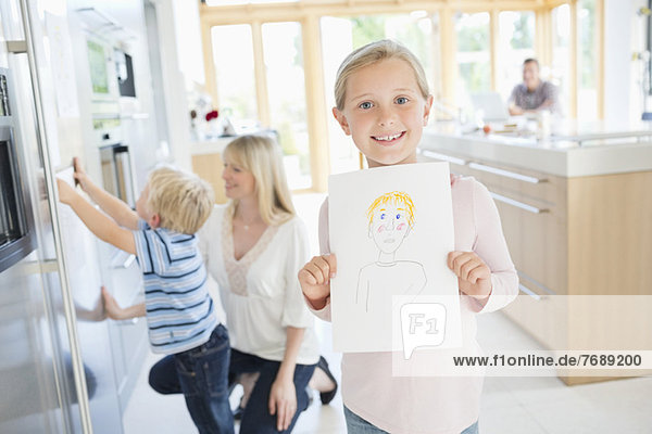 Mädchen beim Zeichnen in der Küche