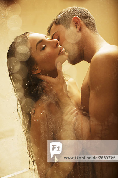 Nacktes Paar beim Küssen unter der Dusche