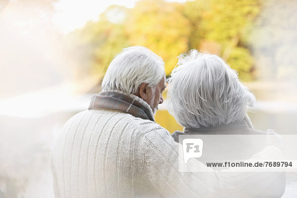 Älteres Paar steht zusammen im Park