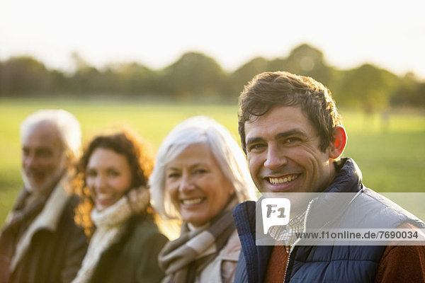 Familie lächelt zusammen im Park
