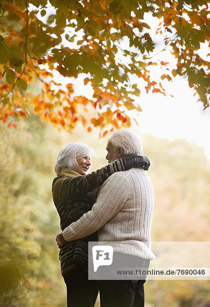 Ältere Paare umarmen sich im Park