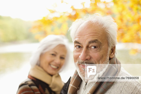 Älteres Paar steht im Park