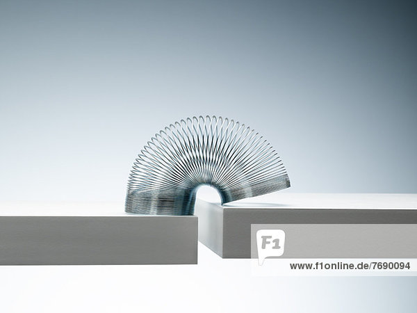 Metallslinky  der Raum zwischen den Blöcken überspannt