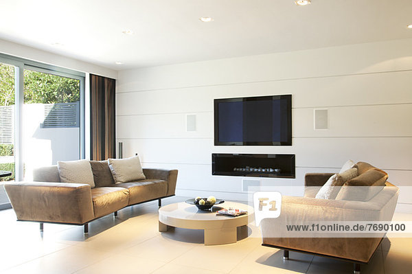 Sofas und Fernseher im modernen Wohnzimmer