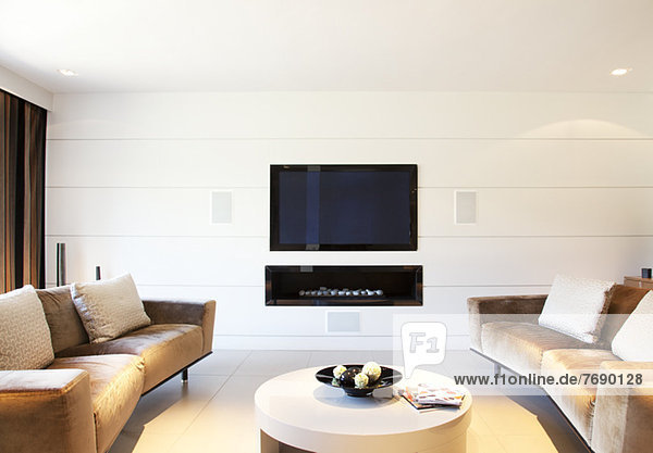 Sofa und Fernseher im modernen Wohnzimmer