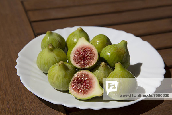 Fresh green figs (Ficus carica) on a plate  Lagos  Algarve  Portugal  Europe