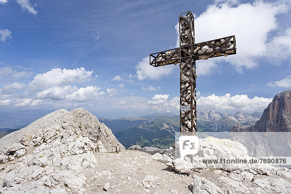 Summit cross on Plattkofel Mountain  looking towards the Odle Mountain Group  Dolomites  Alto Adige  Italy  Europe