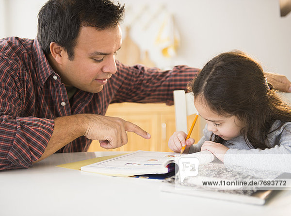 Vater Tochter Hilfe bei Hausaufgaben