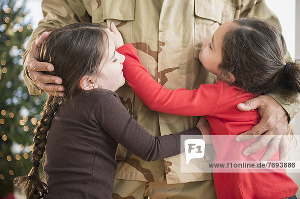 umarmen  Menschlicher Vater  Soldat  Tochter