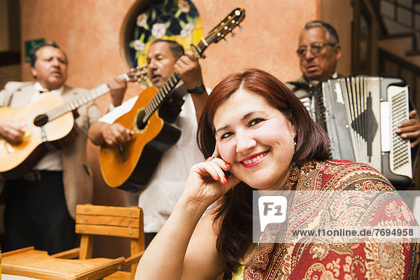 Frau Hispanier Restaurant Mariachi