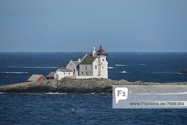 Historischer Leuchtturm auf kleiner Insel in der Nordsee  heute Museum und Unterkunft