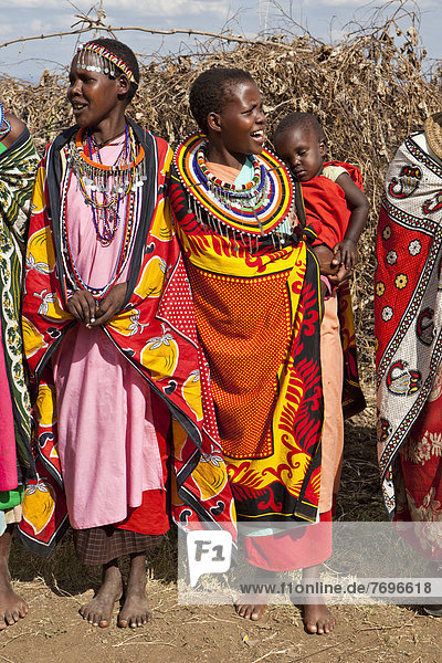 Geschmückte Frauen der Massai in traditioneller Kleidung