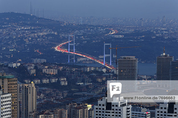 Ausblick vom Istanbul Sapphire über Finanzviertel und Bosporus-Brücke  hinten asiatischer Teil bei Dämmerung