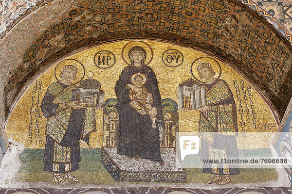 Byzanthinisches Mosaik von Jungfrau Maria mit Jesuskind zwischen Justinian und Constantin mit Symbol für Konstantinopel  Vorhalle der Krieger  Hagia Sophia
