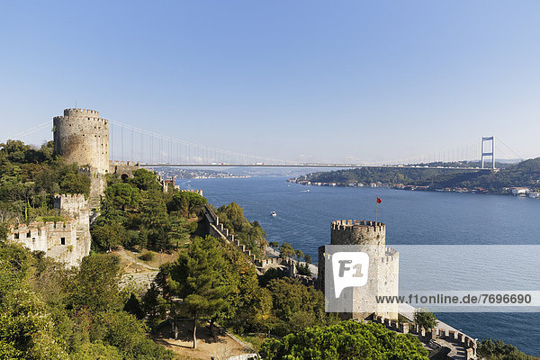 Europäische Festung Rumeli Hisari mit Saruca Pasa- und Halilpasa-Turm  Fatih-Sultan-Mehmet-Brücke