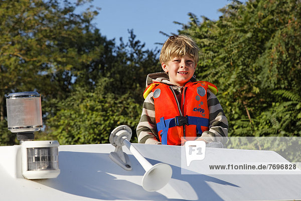 Junge auf Hausboot auf dem Canal du Midi