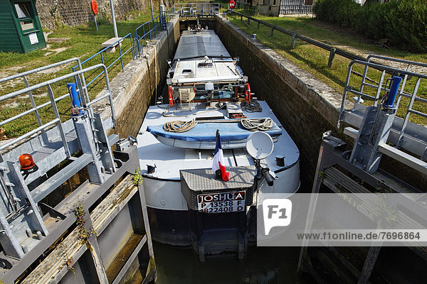 Frachter JOSHUA an der Schleuse 41  Canal des Vosges  früher Canal de l?Est