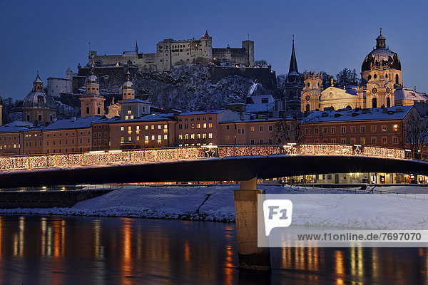 Stadtbild von Salzburg bei Nacht im Winter