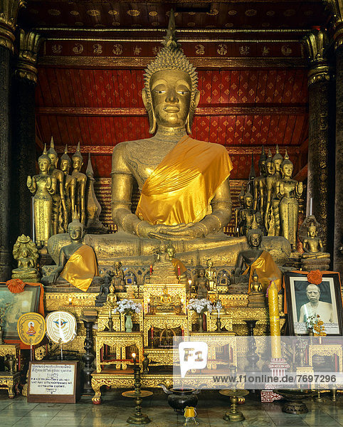 Buddhastatue im Wat Mai Tempel
