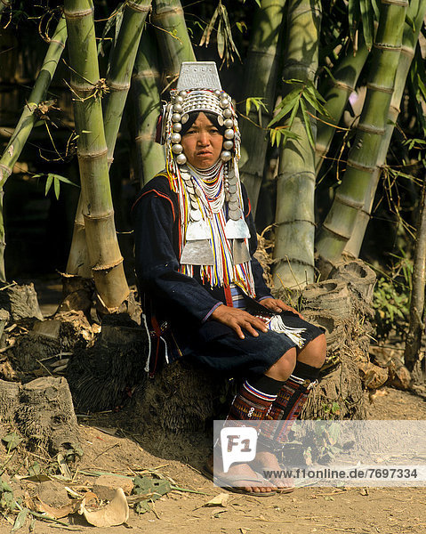 Frau vom Volk der Akha in traditioneller Tracht mit Kopfschmuck