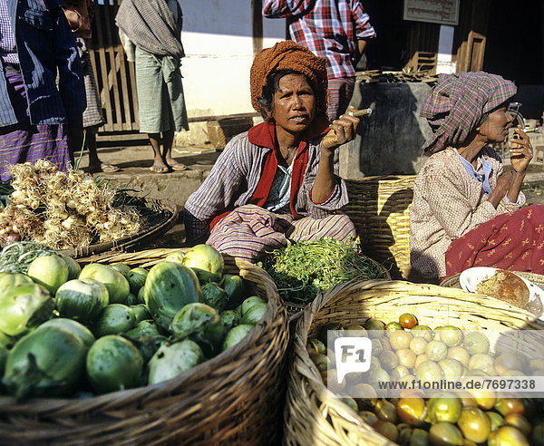 Frauen verkaufen Obst und Gemüse auf einem Markt