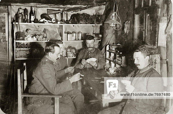 Deutsche Infanterie-Soldaten  60. preußische Infanterie-Kompanie beim Kartenspielen in Unterstand  1. Weltkrieg  ca. 1916