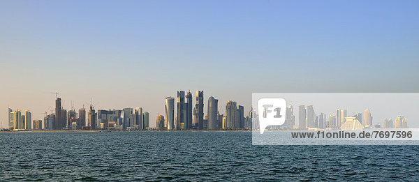 Skyline von Doha  Abendlicht