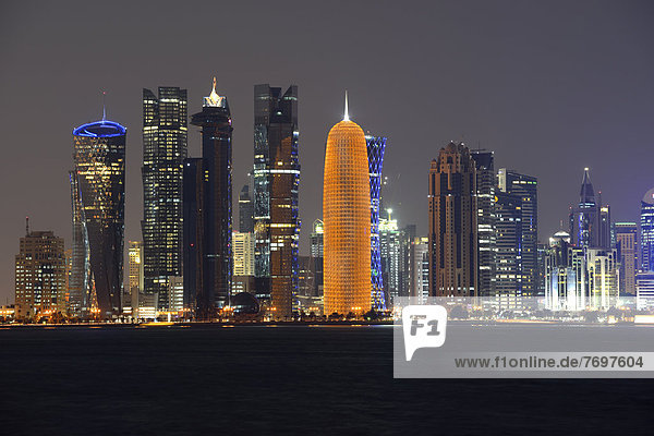 Skyline von Doha mit Al Bidda Tower  Palm Tower 1 and 2  World Trade Center  Burj Qatar Tower  goldene Illumination  Tornado Tower  Nachtaufnahme
