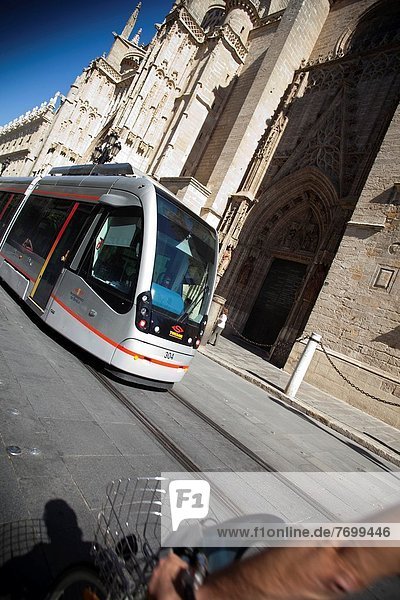 passen  Kathedrale  frontal  Straßenbahn  Andalusien  modern  Sevilla  Spanien