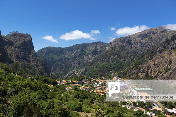 Das Dorf Curral das Freiras in den Bergen Pico dos Barcelos mit ihren tiefen Schluchten