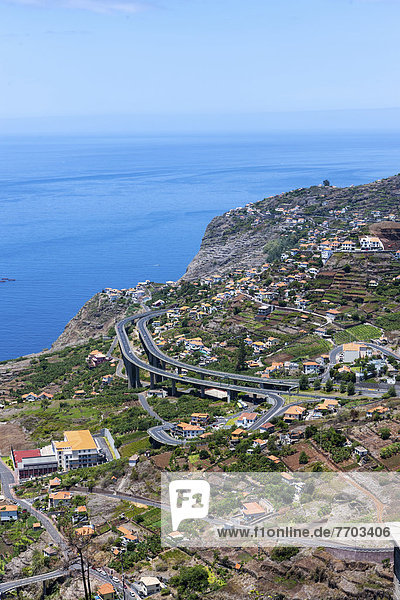 Ortsansicht Quinta Grande mit der Autobahn an der Küste Richtung Funchal