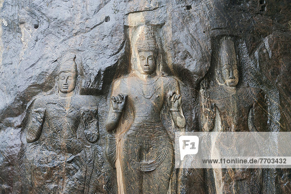 Heiligtum des Mahayana-Buddhismus  drei alte Buddha-Statuen als Felsrelief