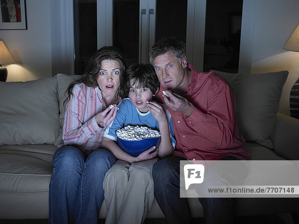 Familie schaut sich gemeinsam einen Film an