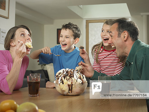 Familie isst zusammen Eiscreme