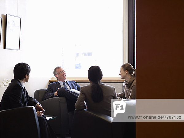 Geschäftsleute sprechen in der Büro-Lobby