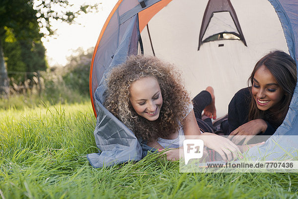 Teenager-Mädchen im Zelt auf dem Campingplatz