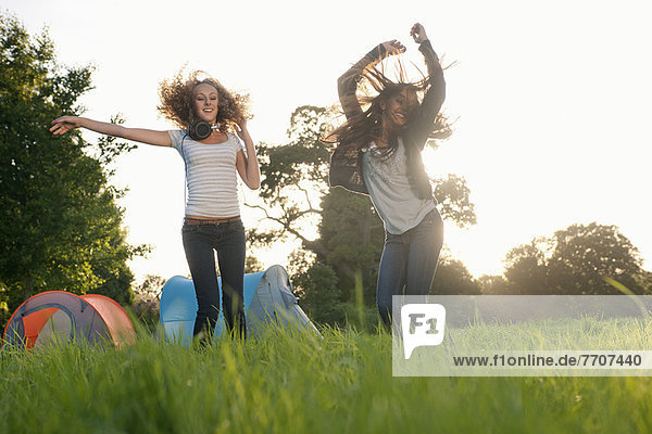 Teenager-Mädchen tanzen im Feld