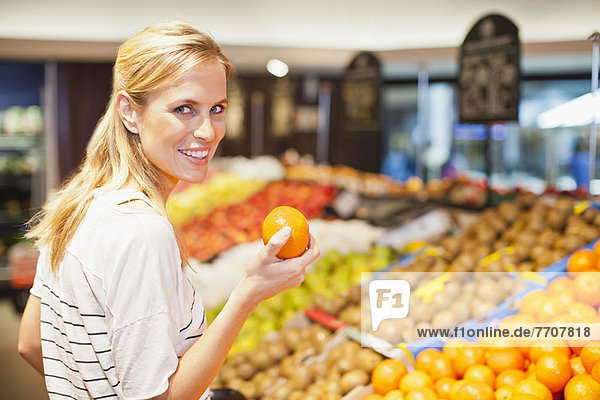 Frau beim Einkaufen im Lebensmittelgeschäft