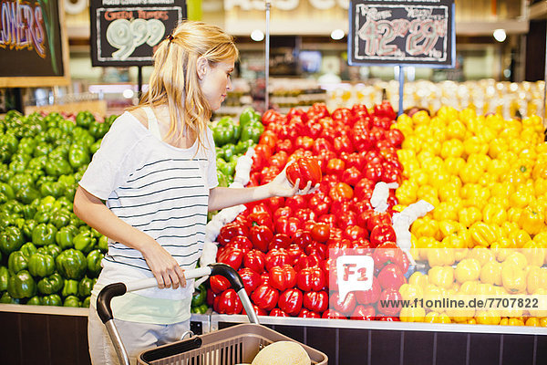 Frau beim Einkaufen im Lebensmittelgeschäft