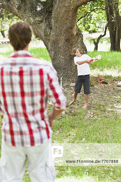 Vater und Sohn spielen im Park